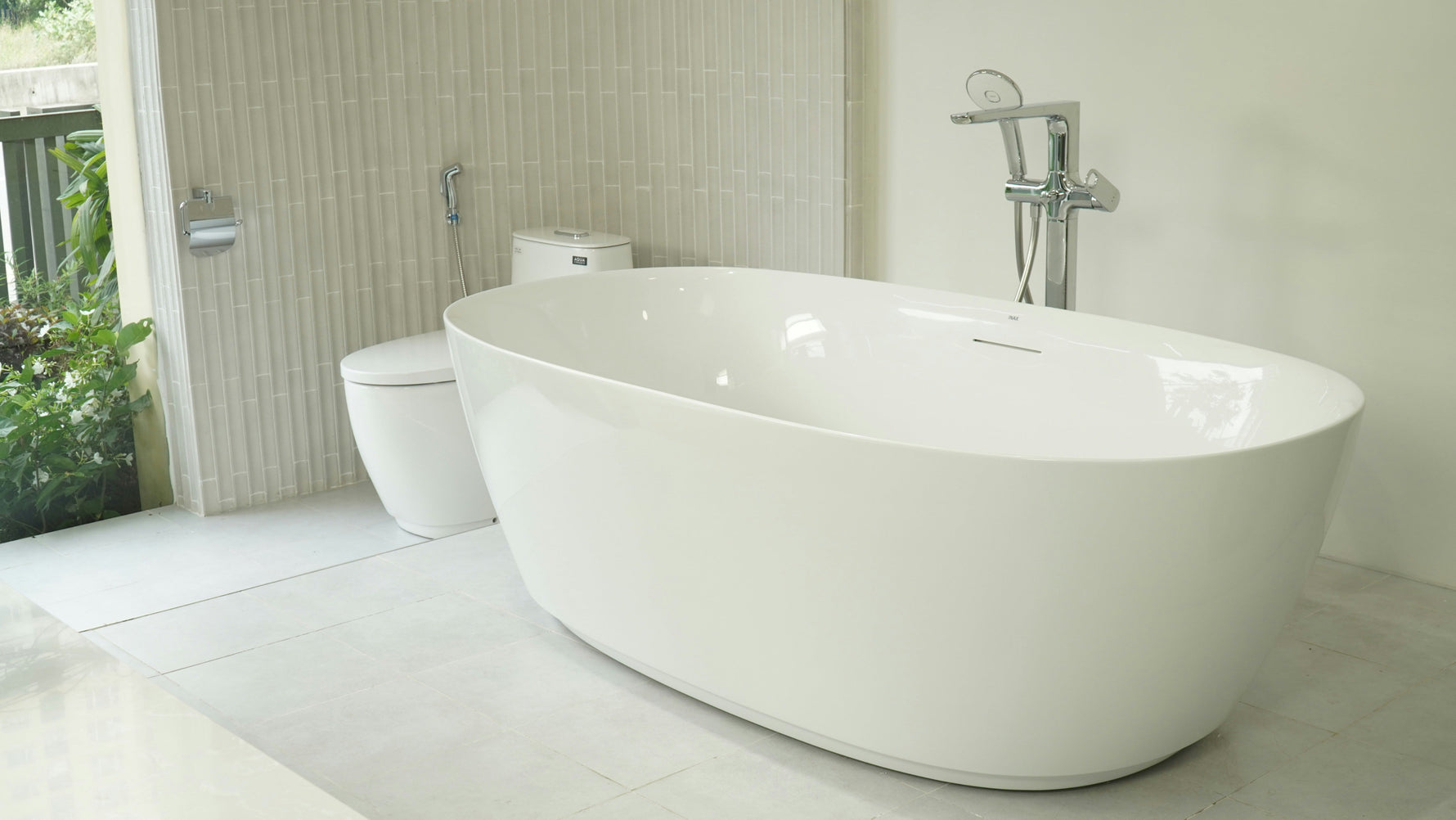 Pros and Cons of Not Having a Bathtub in the Master Bathroom
